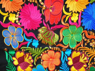Otavalo şehrinin esnaf pazarındaki renkli desenli tekstil ve yastıkları kapatın.