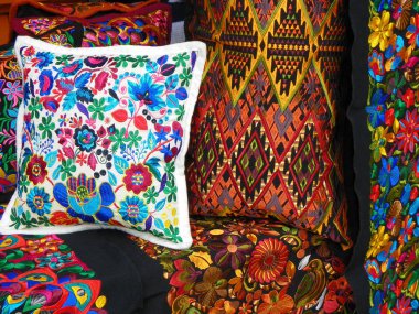 Cuenca, Ekvador - 20 Aralık 2019: Esnaf pazarındaki Otavalo şehrinden renkli desenli tekstil ve yastıklara yakın çekim