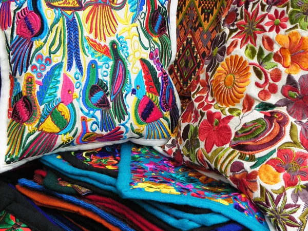 厄瓜多尔昆卡 2019年12月20日 来自奥塔瓦洛市的彩色绣花装饰纺织品和枕头在工匠市场的关门 — 图库照片