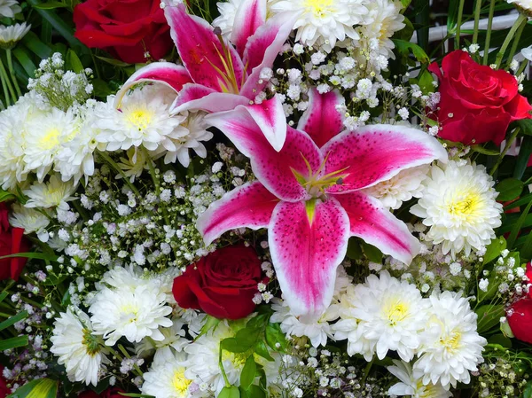 Bouquet Aus Rosa Frischen Lilien Roten Rosen Und Weißgoldenem Gänseblümchen — Stockfoto