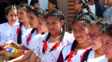 Cuenca, Ekvador - 2 Mart 2019: Cuenca 'da karnavalda genç kızlar grubu.