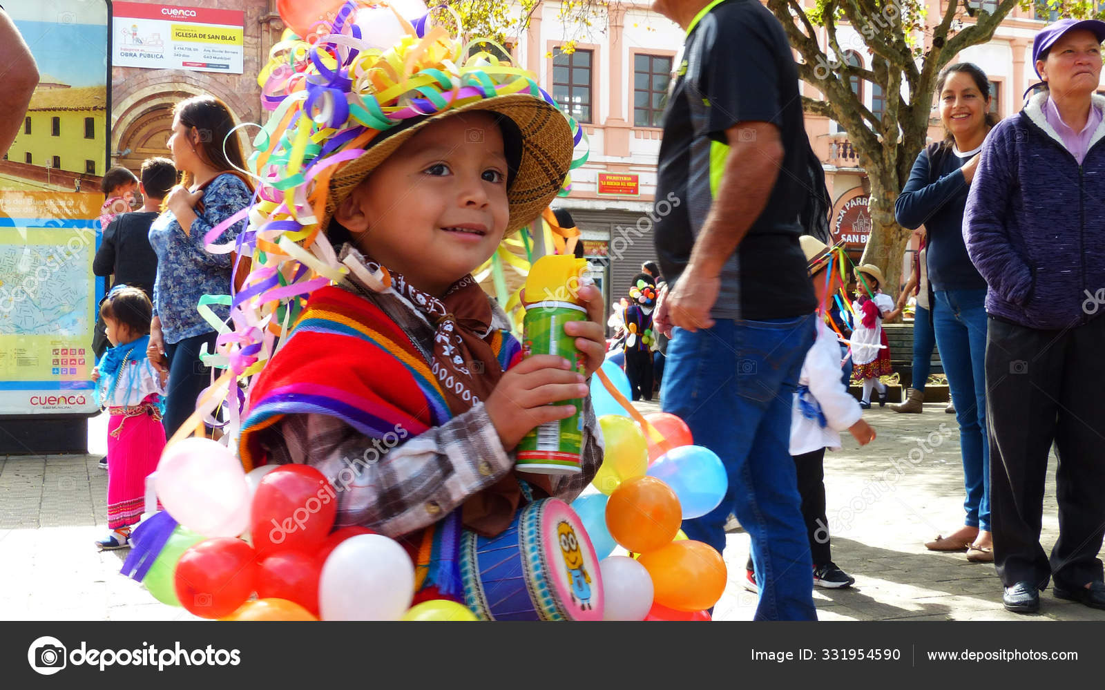 クエンカ エクアドル 19年2月27日 クエンカの子供たちのためのカーニバルパレード 風船で飾られた伝統的なドレスの少年は スプレーフォームの缶を保持し パレードの準備ができて ストックエディトリアル用写真 C Ireneuke