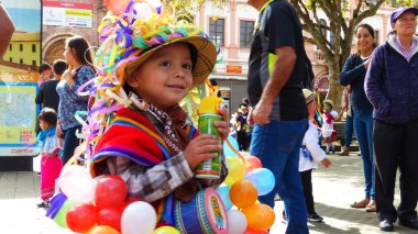 Cuenca, Ekvador - 27 Şubat 2019 Cuenca 'daki çocuklar için karnaval geçidi. Geleneksel balonla süslenmiş, elinde köpükle gezmeye hazır bir çocuk.