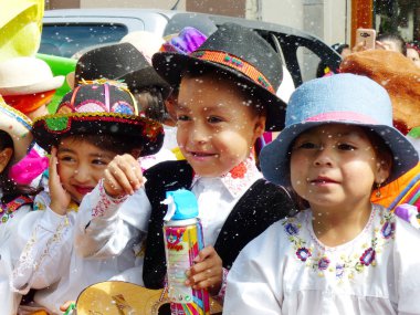 Cuenca, Ekvador - 27 Şubat 2019 Cuenca 'daki çocuklar için karnaval geçidi. Geleneksel giysili ve köpüklü çocuklar geçit töreni için hazır.