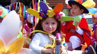 Cuenca, Ekvador - 27 Şubat 2019 Cuenca Karnavalı. Karnaval kostümü giymiş köpüklü küçük bir kız.. 