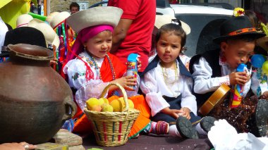 Cuenca, Ekvador - 27 Şubat 2019 Cuenca 'daki çocuklar için karnaval geçidi. Geleneksel elbise giymiş çocuklar geleneksel olarak karnaval sırasında püsküren sprey köpük kutularını tutarlar.