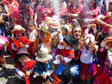 Cuenca, Ekvador-27 Şubat 2019: Cuenca Karnavalı. Geçit törenindeki en genç olanlar. Tipik Cuencano kostümleri giymiş çocuk bahçeleri. Tören sırasında çok fazla köpük püskürtülüyor.