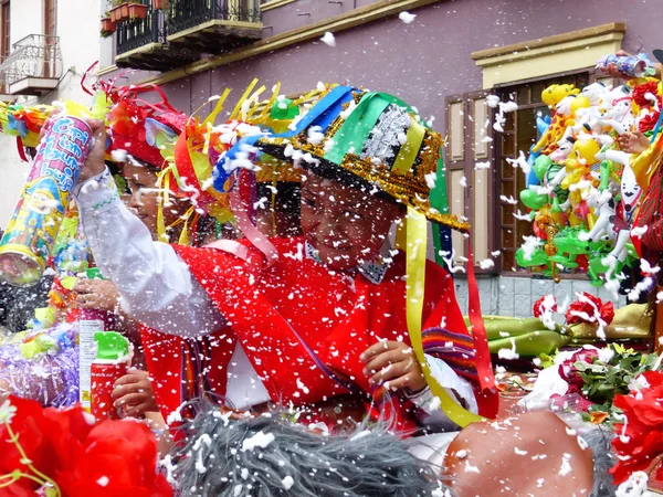 厄瓜多尔昆卡 2019年2月27日 昆卡儿童嘉年华 身着传统服装的孩子们在狂欢节期间喷涂泡沫 — 图库照片