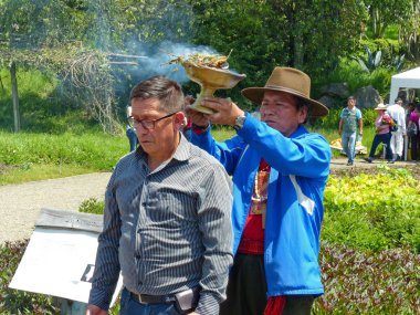 Cuenca, Ekvador - 12 Aralık 2019 Şaman geleneksel olarak ekvador And Dağları 'nda kullanılan Chacana ya da Andean Haçı ruhani törenleri sırasında ateşle arındırma ya da iyileştirme yapar.