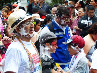 Cuenca, Ekvador - 6 Şubat 2016: Karnaval sırasında düzenlenen geleneksel geçit töreninde köpük herkese püskürtüyor