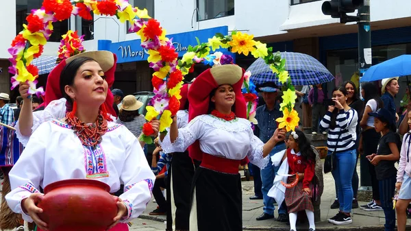 Куэнка Эквадор Апреля 2019 Года Народные Танцоры Отавало Провинция Имбабура — стоковое фото
