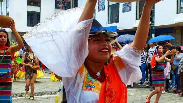 Cuenca Ecuador April 2019 Kvinna Folkdansare Representerar Kulturen Kanton Cayambe — Stockfoto