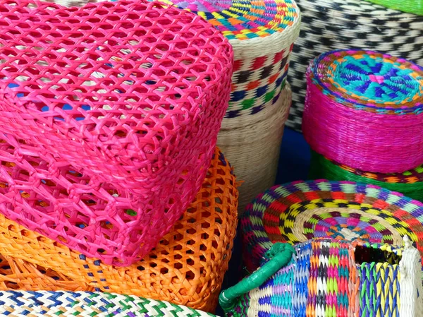 끈적끈적 색깔의 바구니 끈적끈적 식물성 섬유로 에콰도르 쿠엥카 의장인 시장에서 — 스톡 사진