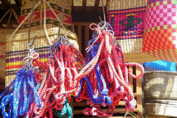 에콰도르의 쿠엥카에 시장에서 판매되는 바구니와 파란색 빨간색으로 — 스톡 사진