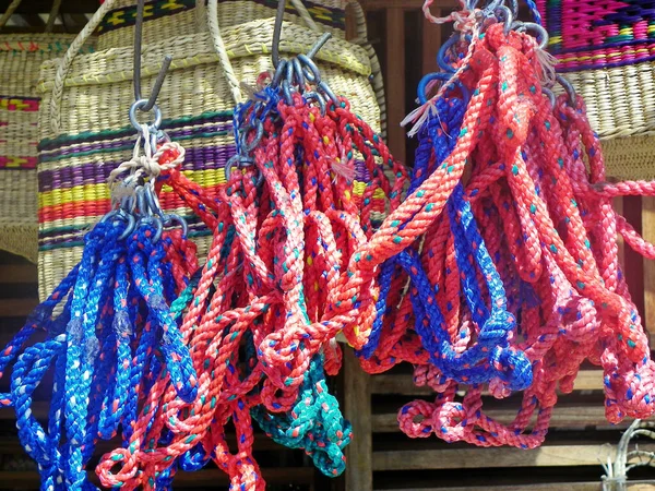 목공들 굴레들은 로프를 파란색 빨간색으로 만들었고 장인들 시장에서 수있는 바구니도 — 스톡 사진