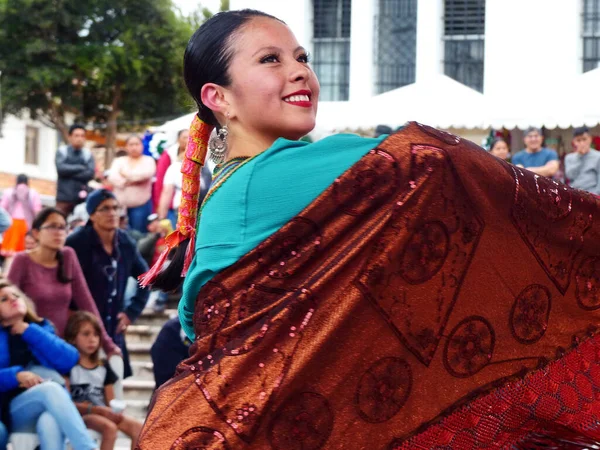 厄瓜多尔昆卡 2019年12月21日 在厄瓜多尔卡巴克 雷米庆祝活动上 身着艳丽服装 身份不明的年轻漂亮女舞蹈家奥塔瓦洛县 因巴布拉省 — 图库照片