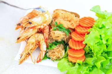 Karides erişte ile taze sebze ile temiz bir devam eder 