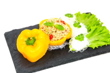 limon sosu ve sarı çan peper sağlıklı somon salata. 