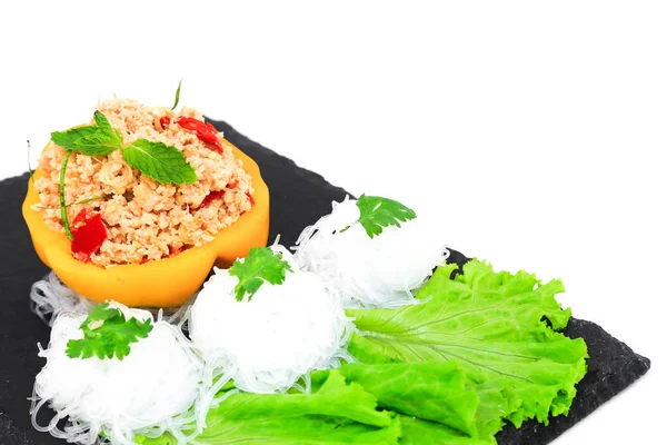 Gezonde zalm salade met citroen dressing en gele bell peper. — Stockfoto