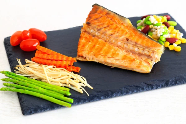 Grillsaomon mit frischem Gemüse — Stockfoto