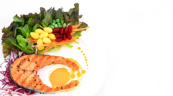 Bife de salmão com vegetais frescos, comida limpa boa para sua cura — Fotografia de Stock