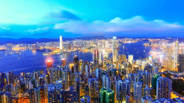 Hong Kong Victoria Harbor gece görünümü