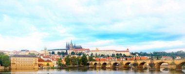 Charles Köprüsü haçlar Vltava Nehri Prag, Çek Cumhuriyeti için tarihi bir köprüdür. 1357'da Kral Charles IV yapımına başladı