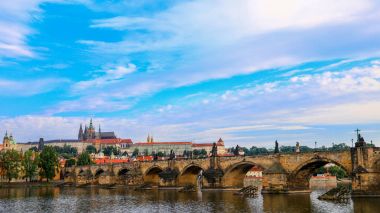 Charles Köprüsü haçlar Vltava Nehri Prag, Çek Cumhuriyeti için tarihi bir köprüdür. 1357'da Kral Charles IV yapımına başladı