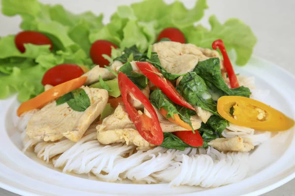 Chicken Red Curry Mit Reisnudeln Eines Der Bekanntesten Gerichte Thailand — Stockfoto