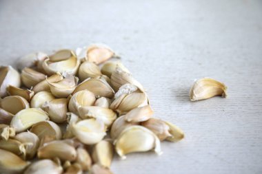 Sarımsak (Allium sativum), soğan cinsi Allium 'da yaşayan bir tür. Yakın akrabaları soğan, arpacık soğanı, pırasa, soğan ve Çin soğanıdır..