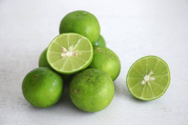 Tayland limonu Tayland yemeğinin bir parçasıdır..