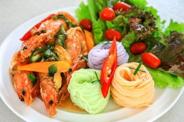 Pirinç vermicelli ve kırmızı körili karides, ünlü bir Tayland yemeğidir. Lezzetli ve sağlığın için iyi..