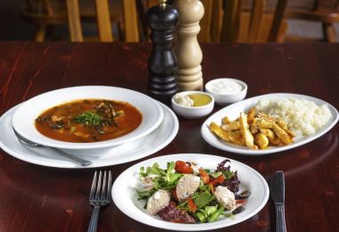 Yemek masası ve gıda üç plakaları. Çorba, salata ve pirinç adet balık ile. Görev öğle yemeği. Öğle Yemeği