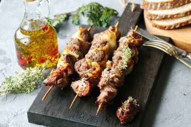 Tahta bir masanın üzerinde yatan domuz Barbekü. Ulusal, geleneksel gıda hazırlanması için.