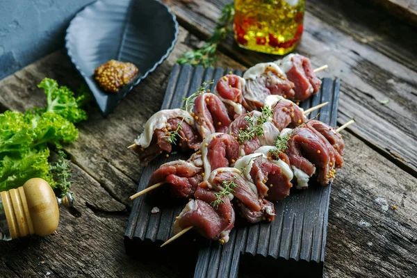 domuz eti ham, tahta bir masanın üzerinde yatan dilimlenmiş. Ulusal, geleneksel gıda hazırlanması için. Domuz Barbekü