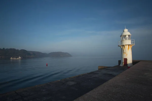Güneş doğarken dalgakıran Brixham deniz feneri liman