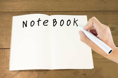 Not Defteri'ndeki Word üzerinde ahşap masa boş kağıt yazma el