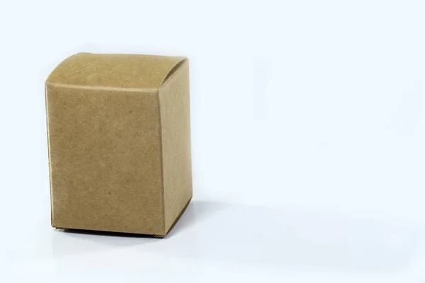 Картонная коробка спереди с изолированным на белом — стоковое фото