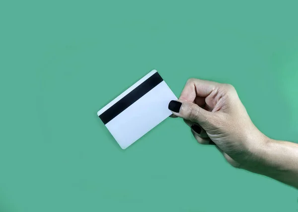 空白のクレジット カード テンプレートの空のチップのカードを持っている手 — ストック写真