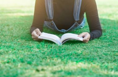 Genç kadın evde kitap okurken. Kavram eğitim