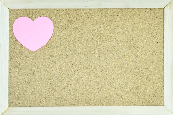 กระดาษหัวใจสีชมพูบนกระดานไม้ก๊อก คอนเซ็ปต์ วันวาเลนไทน์ — ภาพถ่ายสต็อก