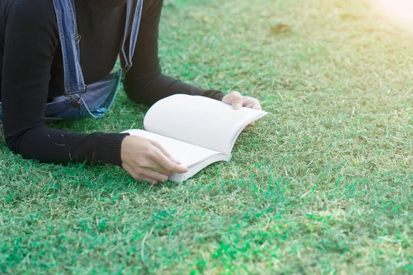 Jeune femme lisant un livre à la maison. Éducation conceptuelle — Photo