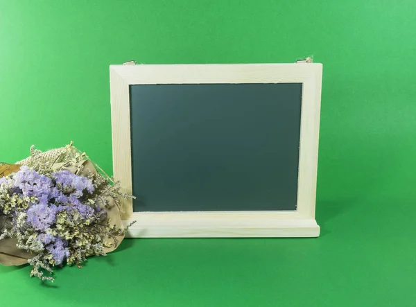 Zielona płyta główna z suchych kwiatów do pisania tekstu na białym tle — Zdjęcie stockowe
