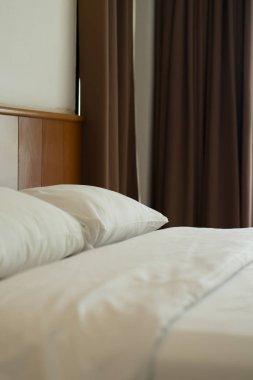 Basit ve temiz otel yatak havza tutmak.