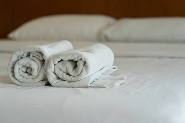 Beyaz havlu seti ve modern otel yatakta