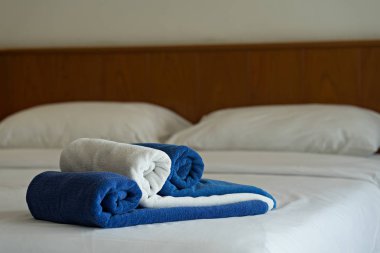 Mavi ve beyaz havlu otel yatak odasında yatağın üzerine