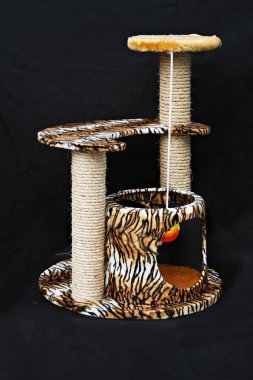 Siyah arka plan üzerine kedi için kınamak oyuncaklar.