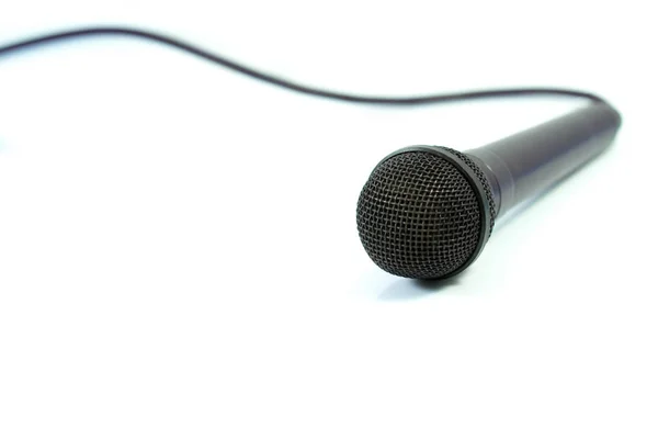 Mikrofon czarno na białym na białym tle. Rozrywka i dźwięk — Zdjęcie stockowe