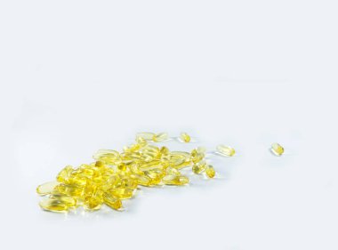 Balık yağı kapsülleri izole üzerinde