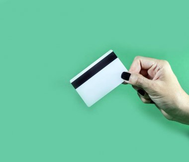 Boş kredi kartı şablonu boş çipli kart tutan el